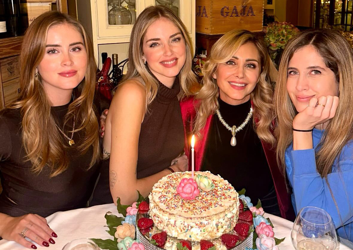 Grazie a te, la determinazione di Chiara Ferragni per festeggiare i 63 anni della mamma Marina con le sorelle