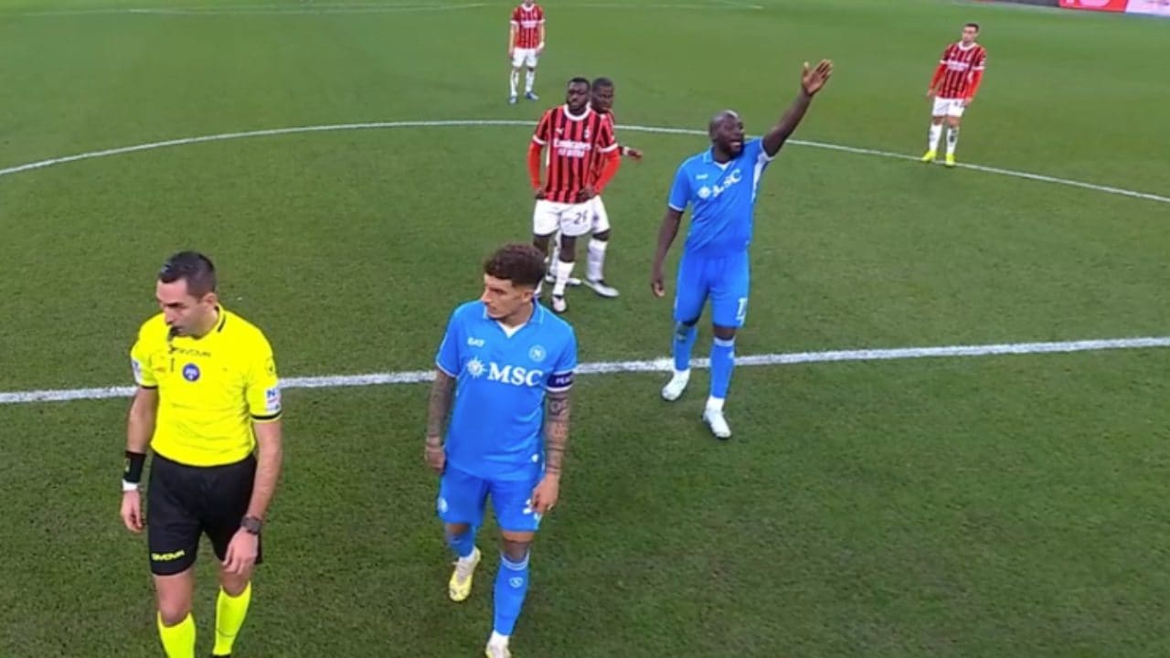 Il gesto di Lukaku: anticipa al Napoli la decisione del VAR sul gol annullato a Morata