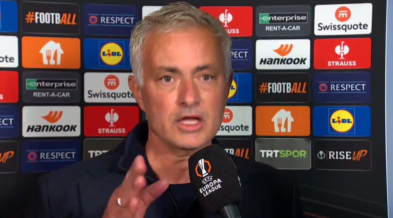 Mourinho svela l’incredibile battuta dell’arbitro: geniale reazione del tecnico!
