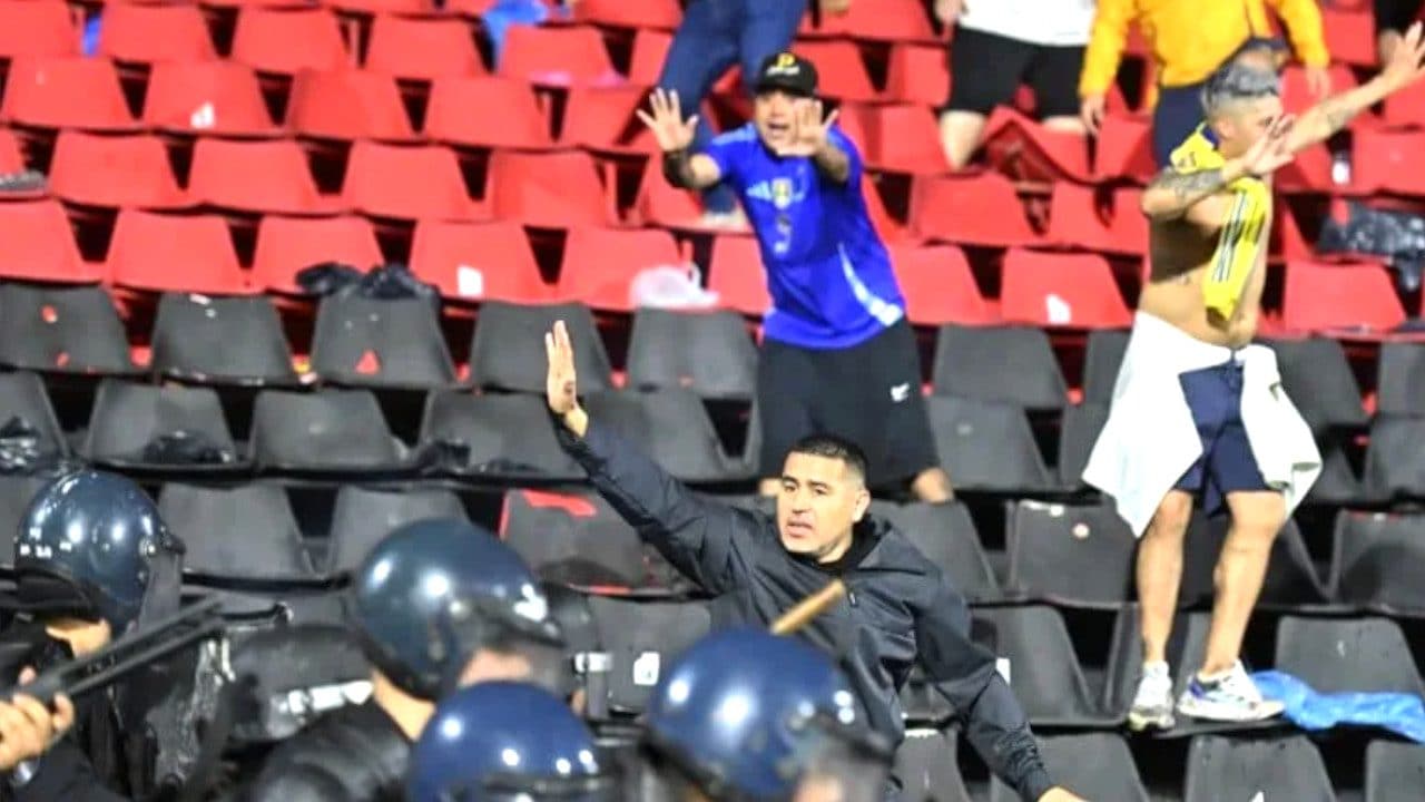 Eroico Riquelme sfida i tifosi e tiene a bada la polizia: scene surreali in Boca-Gimnasia!