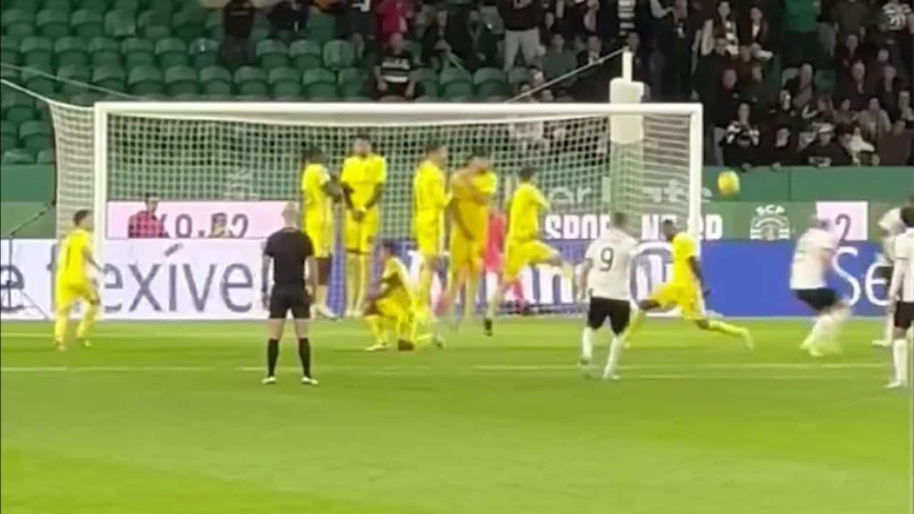 Gyökeres segna un gol incredibile su punizione: la palla sembra guidata da un telecomando