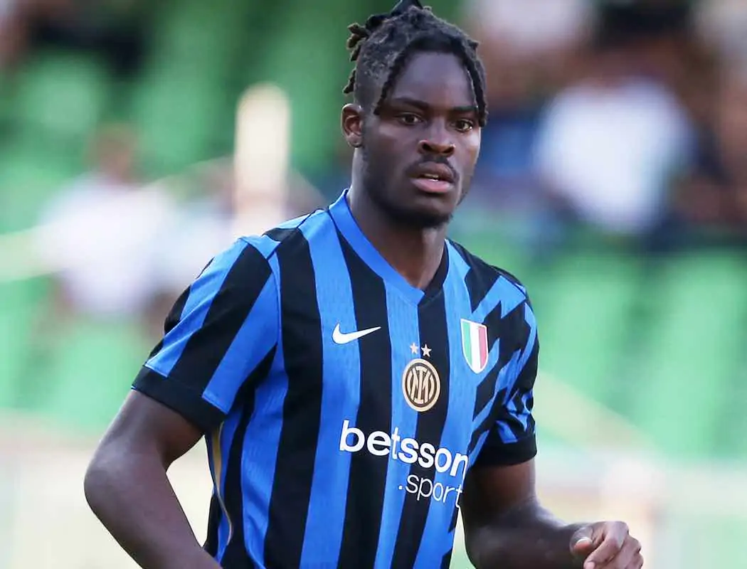 Calciomercato Inter: due top club inglesi su Yann Bisseck, offerte sopra i 40 milioni.