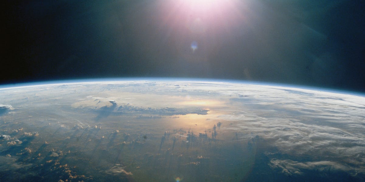 Qualcosa di enorme si sta avvicinando dalla profondità dell’oceano verso la superficie.