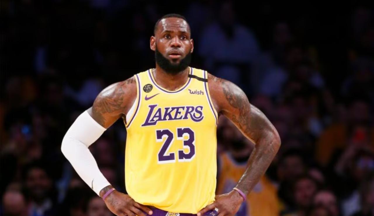 LeBron James pronto a partire con il figlio: chi lo vuole dovrà ingaggiare entrambi