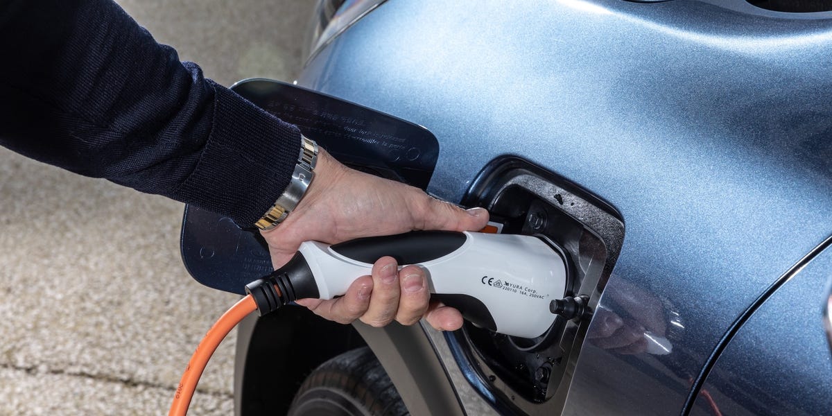 Tutte le sigle delle auto elettriche: scopri cosa significano, da BEV a EREV!