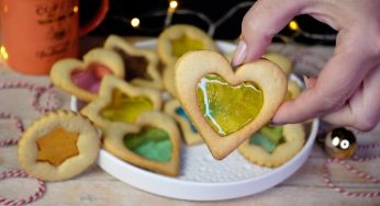 Quest’anno ho fatto i biscotti di vetro per la prima volta e li ho usati come decorazione natalizia!